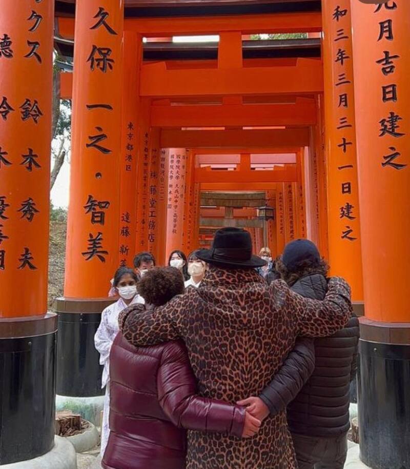 El cantante recorre las calles de Japón