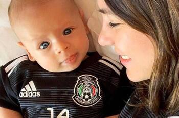 Aislinn Derbez muestra video de Noah, hijo del "Chicharito" Hernández, con disfraz de Picapiedra