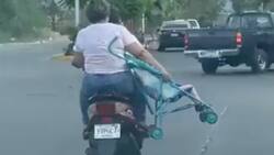 VIDEO | Mujer en motoneta fue captada mientras llevaba a su hija colgando de una carriola