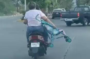 VIDEO | Mujer en motoneta fue captada mientras llevaba a su hija colgando de una carriola