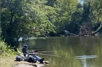 Video | Pescó un susto pero no peces: la hilarante broma entre pescadores que se volvió viral