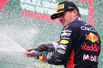 Max Verstappen gana el GP de Gran Bretaña y Checo Pérez vuelve a quedar fuera del podio