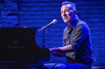 Bruce Springsteen y Barack Obama trasladan su podcast al libro "Renegades"