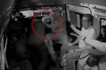 VIDEO | Pasajeros le quitan la pistola a ladrón y le dan una golpiza en el Edomex