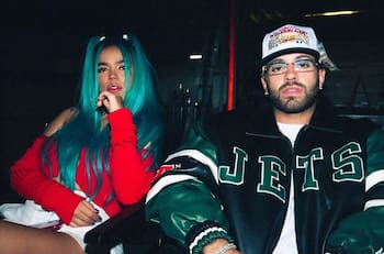 Feid, el nuevo novio de Karol G, sufre accidente en pleno concierto