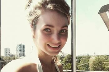 ¡Desata polémica! Amii Lowndes, actriz de "Dr. Who", murió abruptamente en el patio de su casa