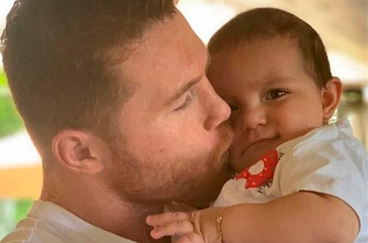 Hijo del "Canelo" Álvarez así se vistió para apoyar a su padre en la pelea