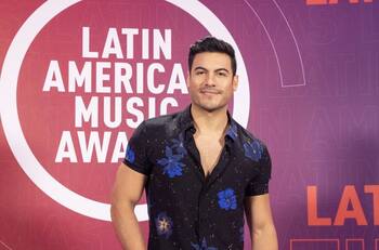 Carlos Rivera se presentó en los Latin AMAs 2021 pese a riesgo de contagio por Covid
