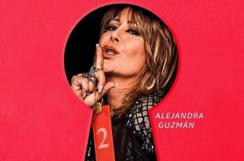 Alejandra Guzmán dice ¡fuera ropa! a sus 53