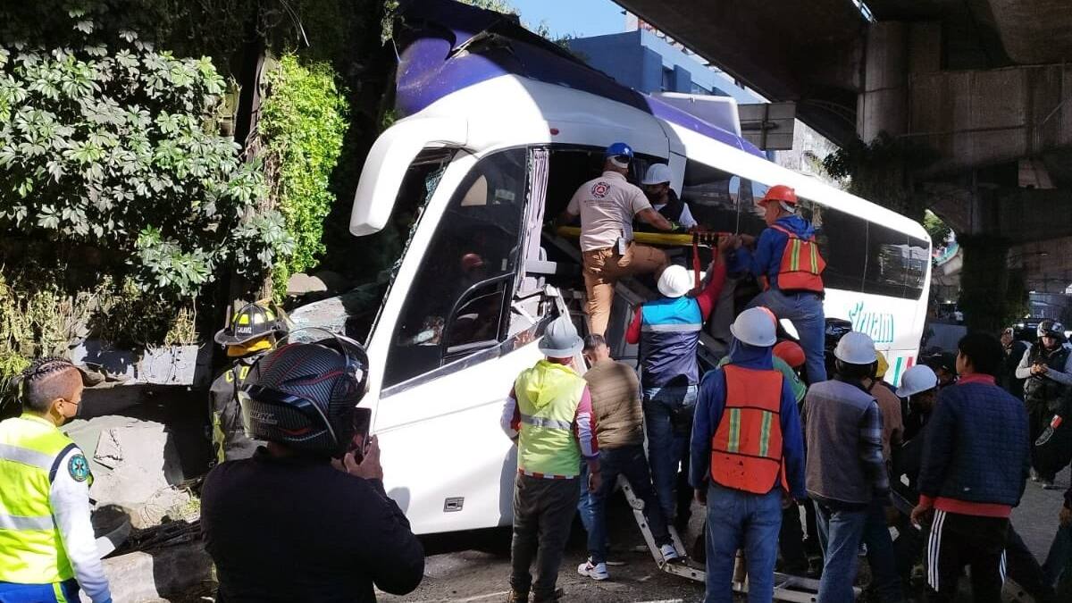 VIDEO | Aparatoso accidente en Periférico Sur deja un muerto y al menos 55 lesionados