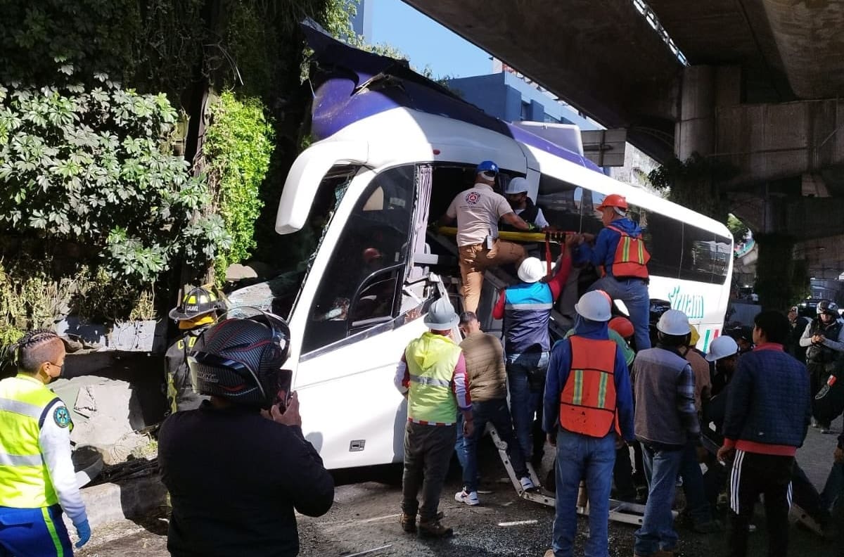 VIDEO | Aparatoso accidente en Periférico Sur deja un muerto y al menos 55 lesionados