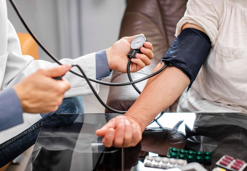 Es fundamental recordar que, si bien la dieta y el consumo de sodio pueden influir en la presión arterial, es importante consultar a un profesional de la salud para un diagnóstico y tratamiento adecuados. Foto: Freepik