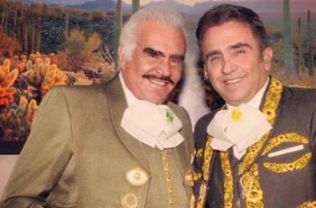 Vicente Fernández Jr. desmiente muerte cerebral de su padre... pero ¿elimina reclamo de revista?