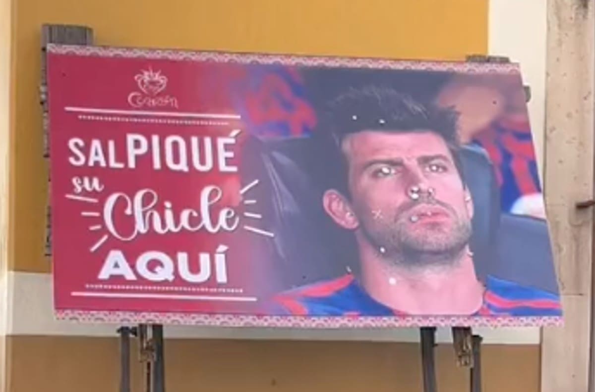 Mexicanos ponen cartel con cara de Piqué para que la gente pegue chicles
