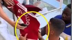 VIDEO | Cristiano Ronaldo se niega a firmar una camiseta del Manchester United