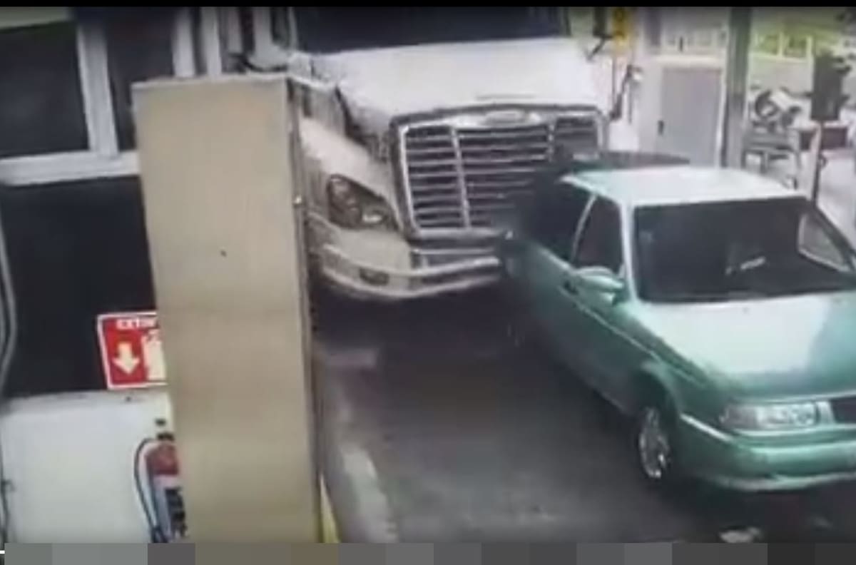 Video: Así aplastó un tráiler a automóvil; deja 4 muertos en caseta de Jalisco