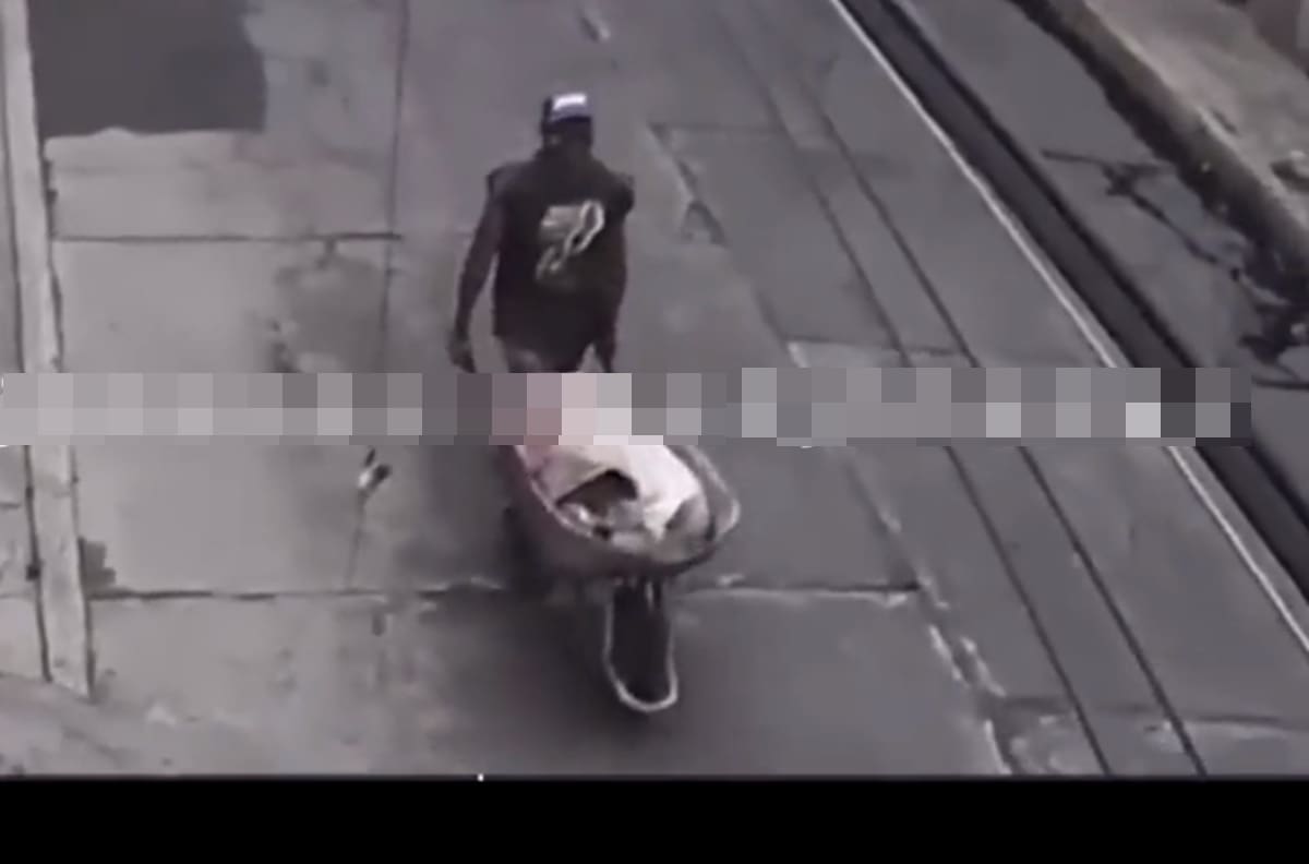 VIDEO: Hombre asesina a una mujer y pasea su cadáver en una carretilla en el Edomex