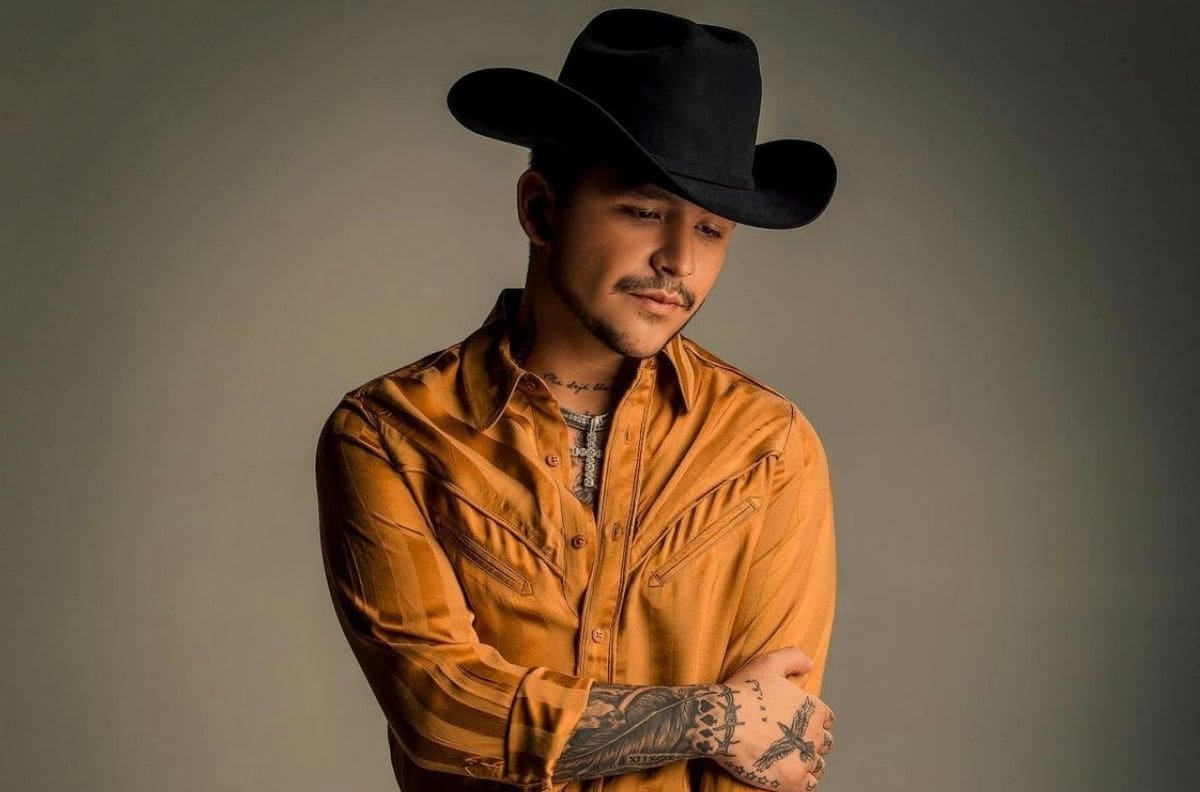 Cambio de Look: Christian Nodal se tiño el cabello para parecerse a un personaje de anime
