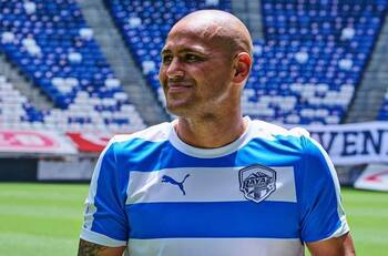 “Chupete” Suazo deja México y continuará su carrera en Chile