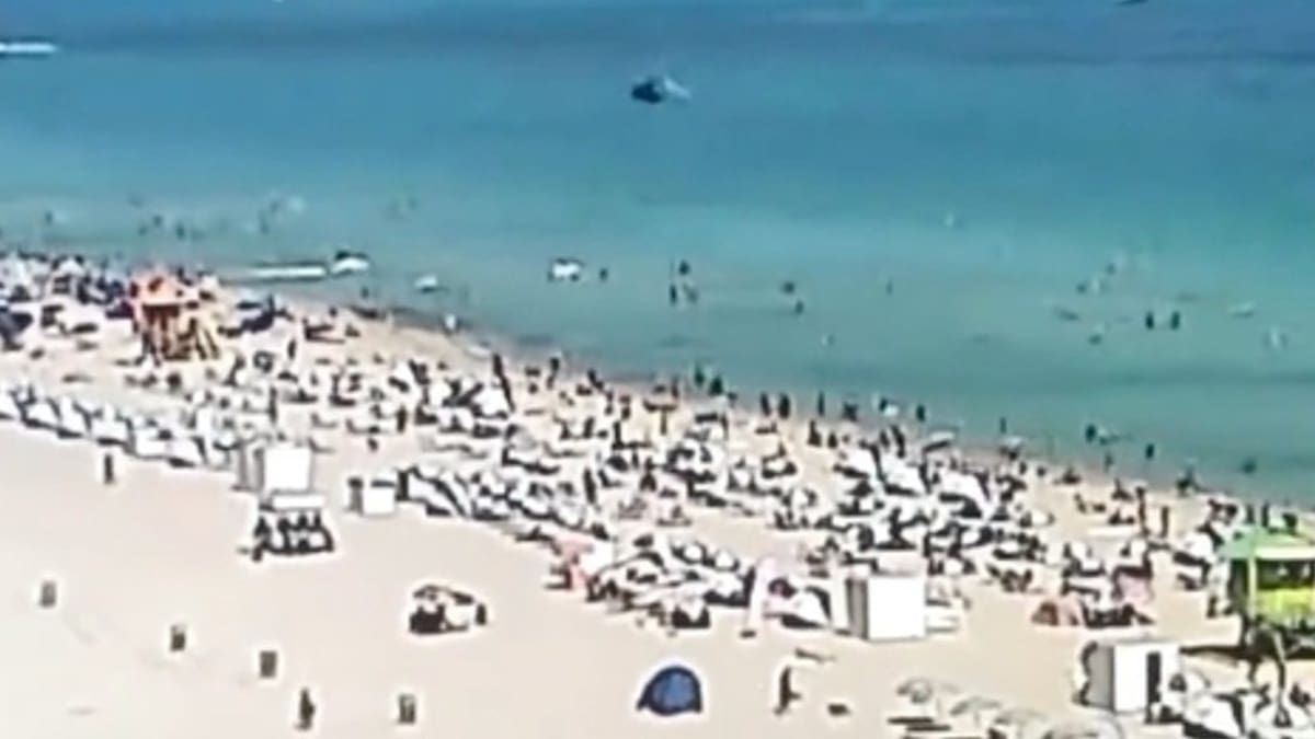 VIDEO: Policía capta el momento en que helicóptero capotó en una playa de Miami