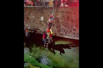 ¡Acábame de matar! Intentan rescatar a hombre y se les cae de la camilla