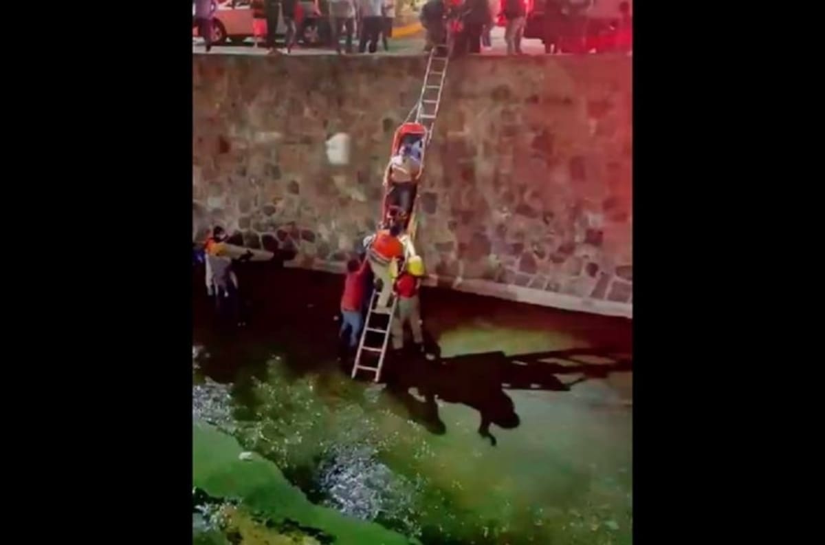 ¡Acábame de matar! Intentan rescatar a hombre y se les cae de la camilla