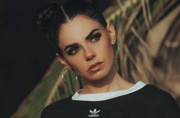 Livia Brito con su nuevo look se ve 10 años más joven