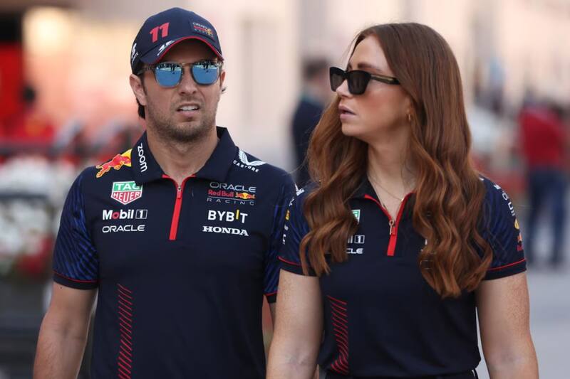 Alice Hedworth se encarga de que Checo Pérez no cometa errores con la prensa.