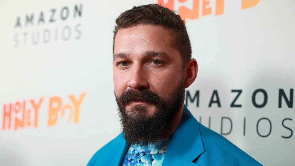 Se vio a Shia LaBeouf andando en bicicleta mientras enfrenta la demanda en curso por maltrato de FKA Twigs