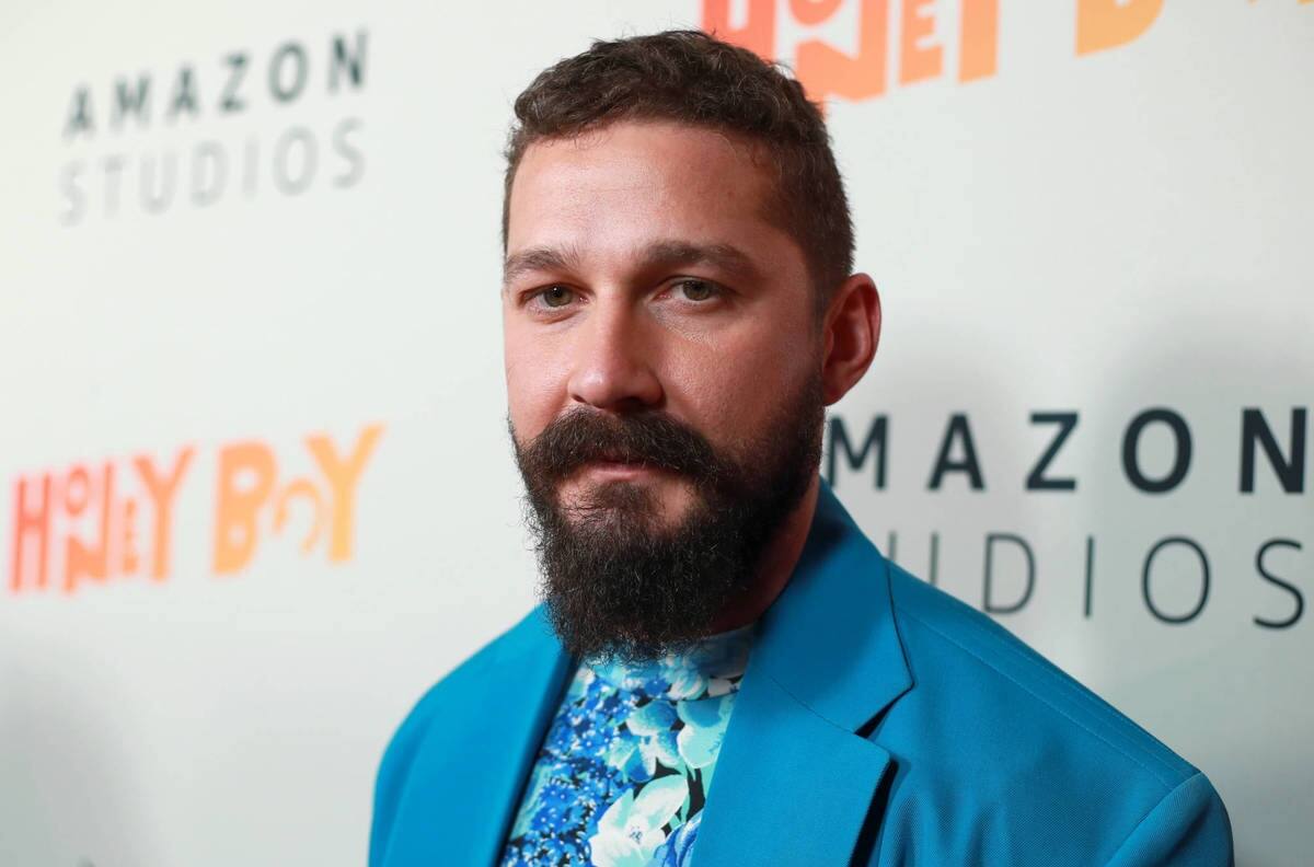 Se vio a Shia LaBeouf andando en bicicleta mientras enfrenta la demanda en curso por maltrato de FKA Twigs