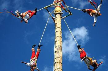 VIDEO | Muere voladora de Papantla tras sufrir una caída de 15 metros