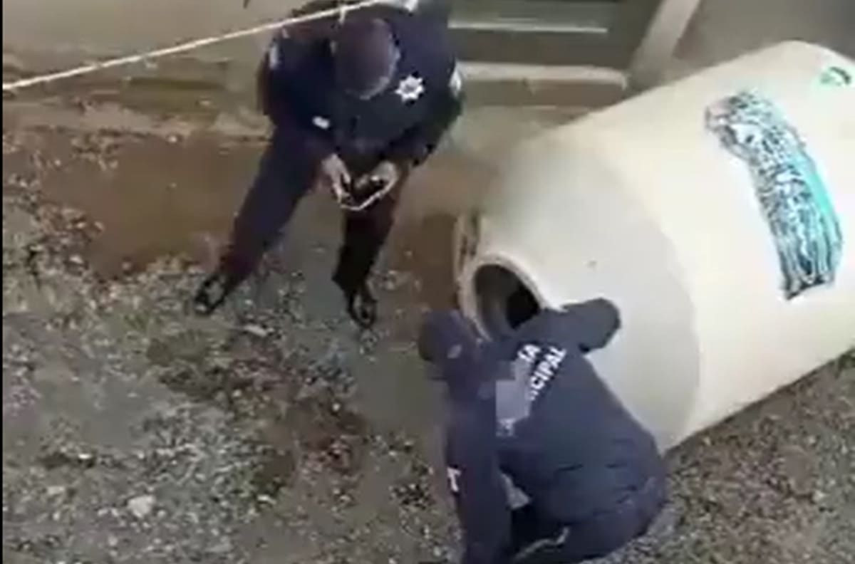 VIDEO | “Mis papitos se fueron, me dejaron”: Rescatan a niña que estaba en un tinaco de agua en el Edomex