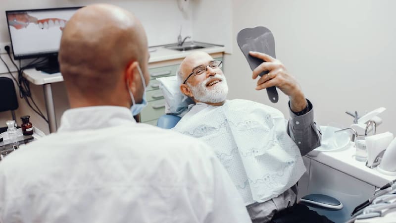 Adultos mayores pueden acceder a servicios de salud sin costo con su credencial del INAPAM (Foto: Freepik).