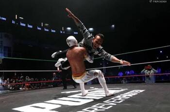 VIDEO | El día que Lewis Hamilton se subió al ring para enfrentar a Místico