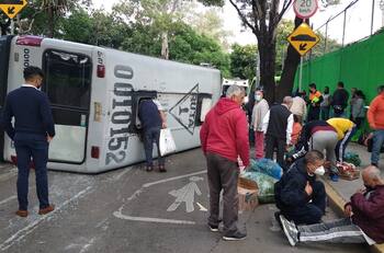 Microbús vuelca en Río Churubusco: reportan varios heridos
