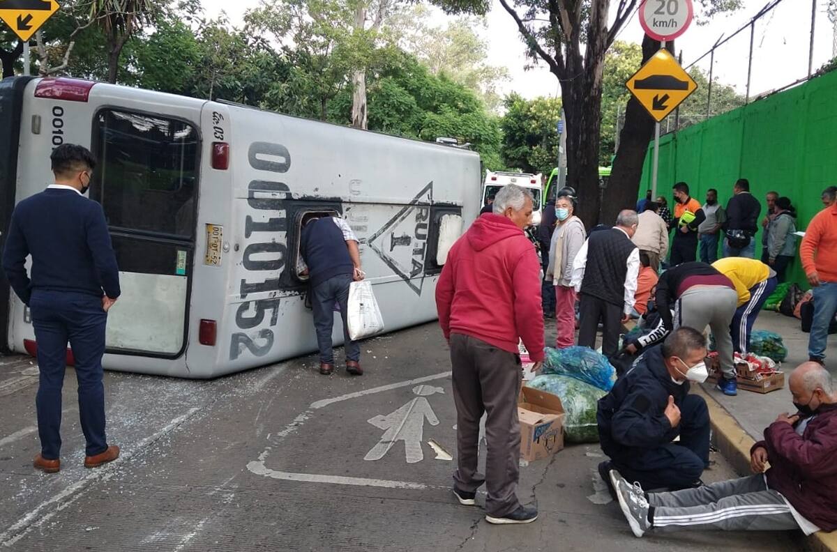 Microbús vuelca en Río Churubusco: reportan varios heridos