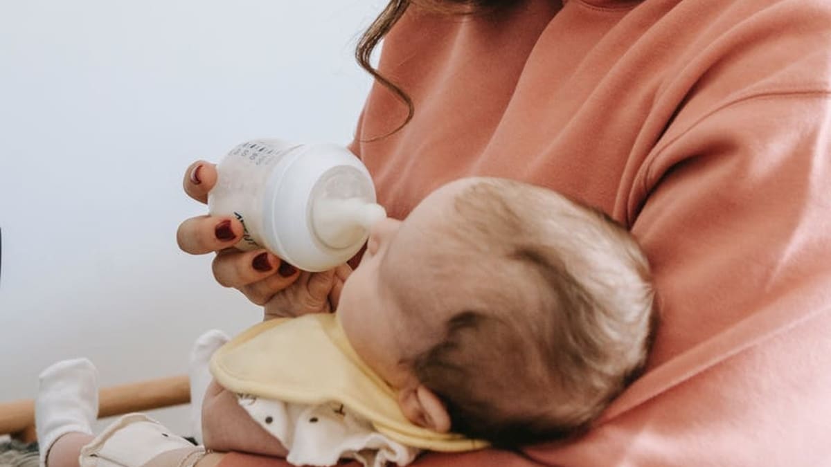Maternidad: ¿Cuál es la temperatura perfecta para darle biberón al bebé?