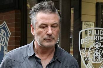 Alec Baldwin reclamó enfurecido a su equipo por pistola con balas reales