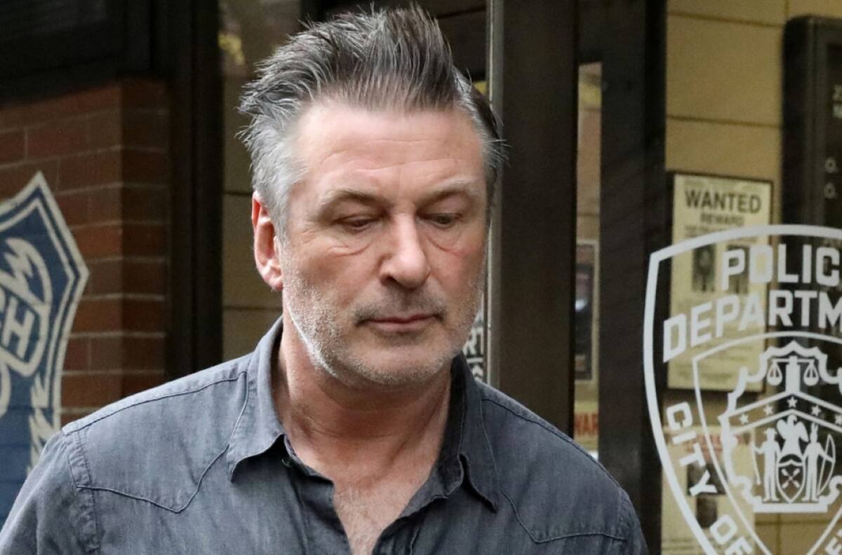 Alec Baldwin reclamó enfurecido a su equipo por pistola con balas reales