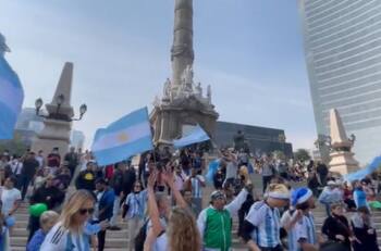 Argentinos celebran el título de su selección en el Ángel de Independencia