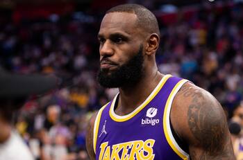 LeBron James es suspendido un partido solamente por golpe a Stewart