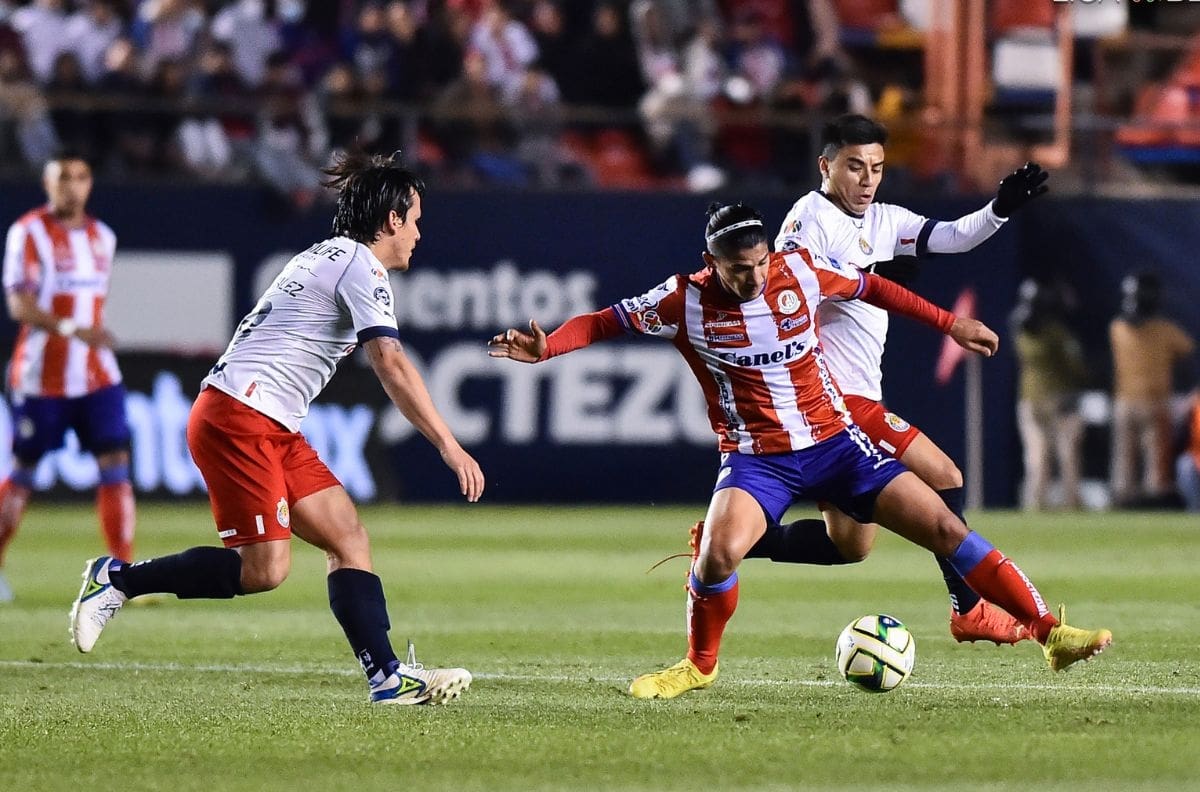 Chivas no pude contra 10 de San Luis y Alexis Vega salió lesionado