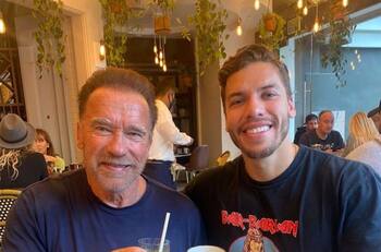 Joseph Baena presume musculatura y gran parecido con Arnold Schwarzenegger