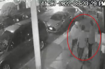 VIDEO | Hombre asaltó con una pistola a niños que paseaban a sus perritos