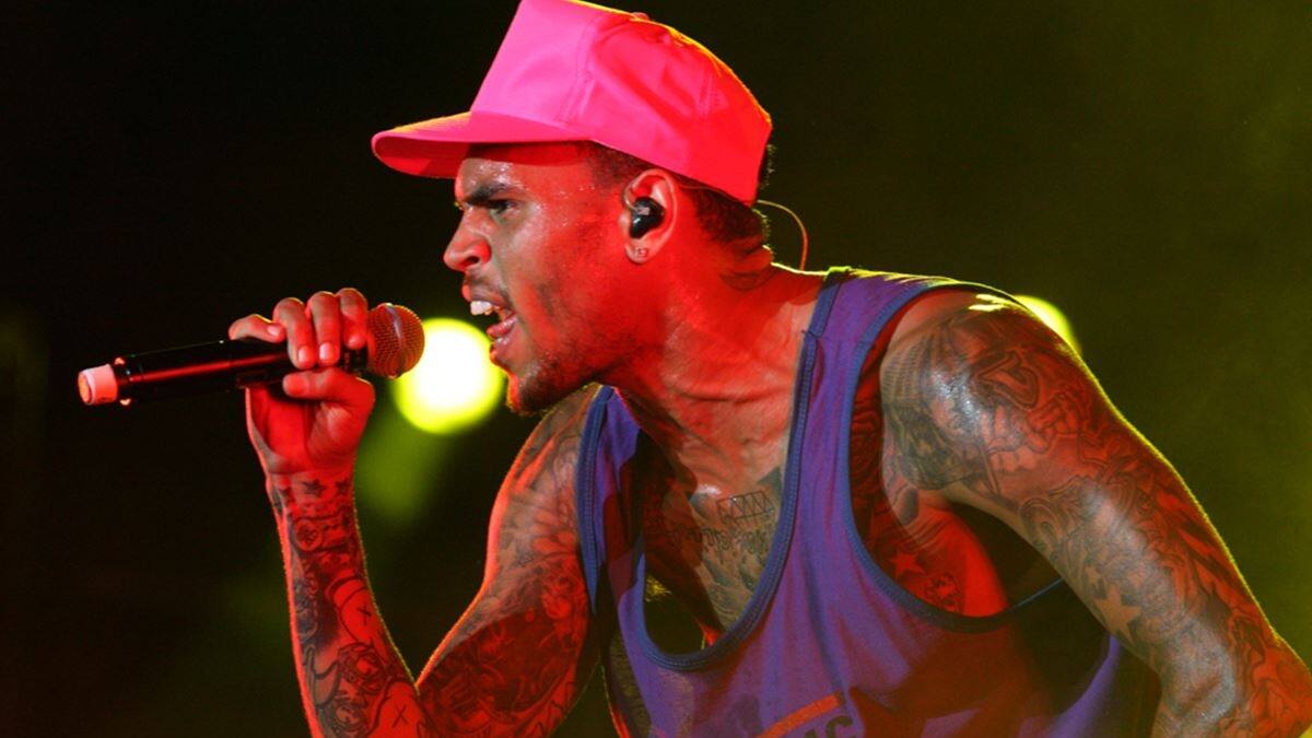 Chris Brown armó fiesta de cumpleaños con 1,500 asistentes en su residencia y le cayó la policía con helicóptero