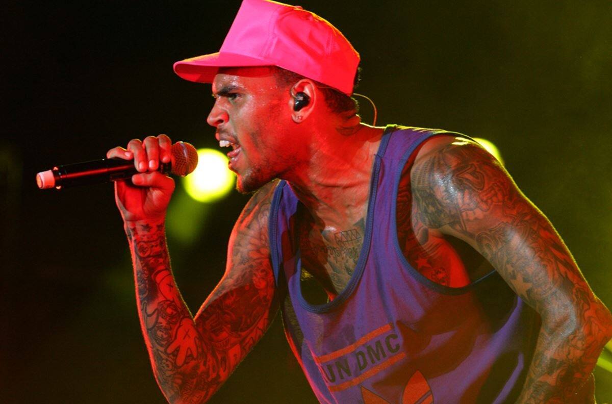 Chris Brown armó fiesta de cumpleaños con 1,500 asistentes en su residencia y le cayó la policía con helicóptero