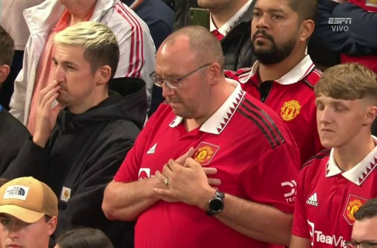 VIDEO | El minuto de silencio tras la muerte de la Reina Isabel II en partido del Manchester United