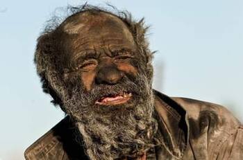 Muere el hombre más sucio del mundo a los 94 años ¡Llevaba más de medio siglo sin bañarse!