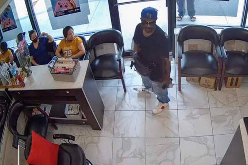 Los clientes casi ni se movieron con los gritos del delincuente. Créditos: @alexdatig