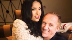 Salma Hayek paraliza las redes al compartir foto íntima junto a su esposo en la piscina